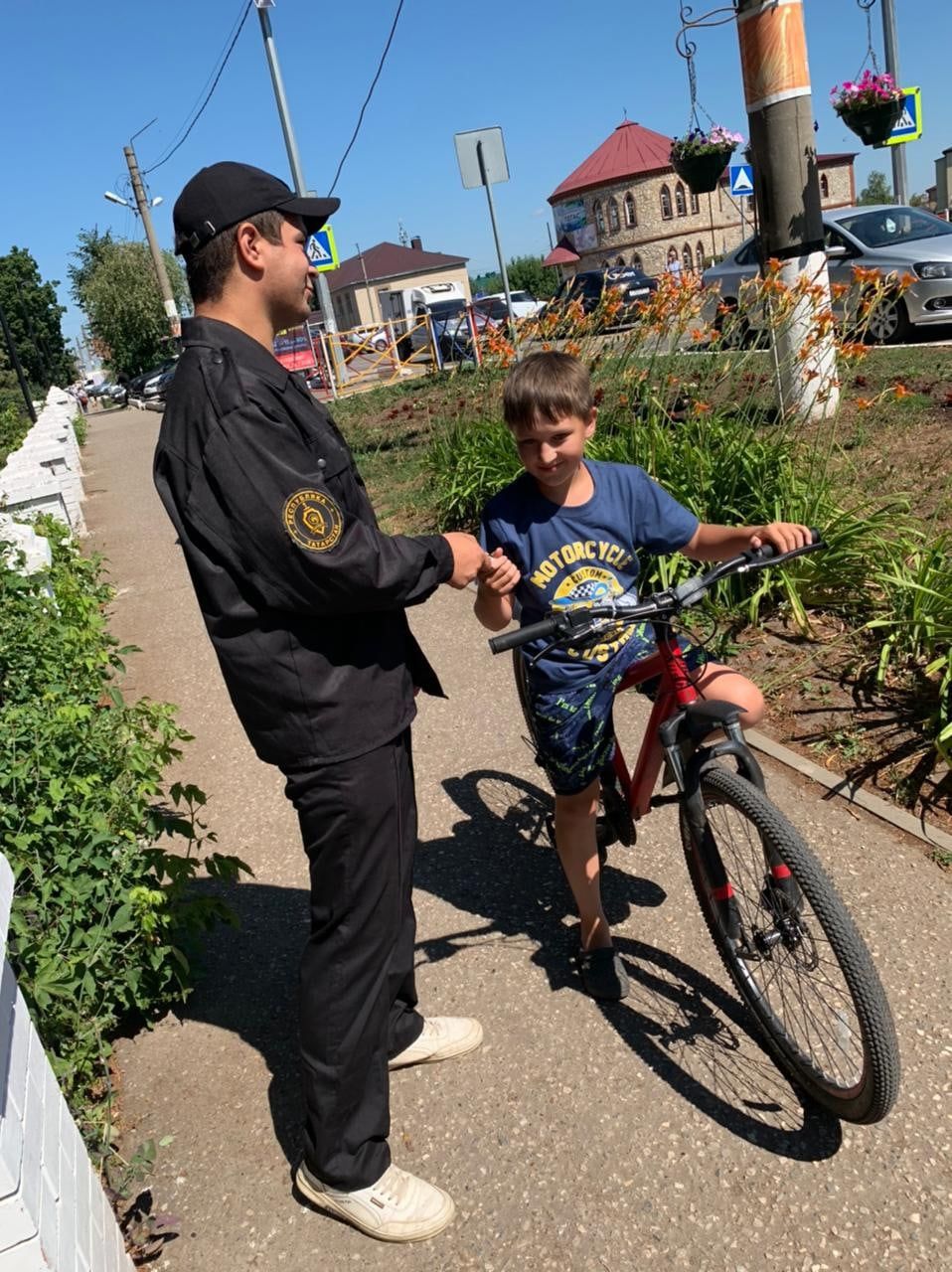 Детям в Агрызе раздали шоколадки