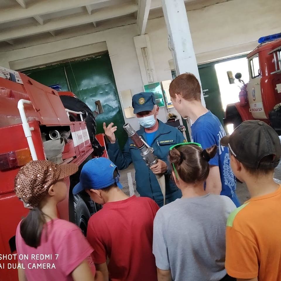 Детям из приюта рассказали о тонкостях профессии пожарного