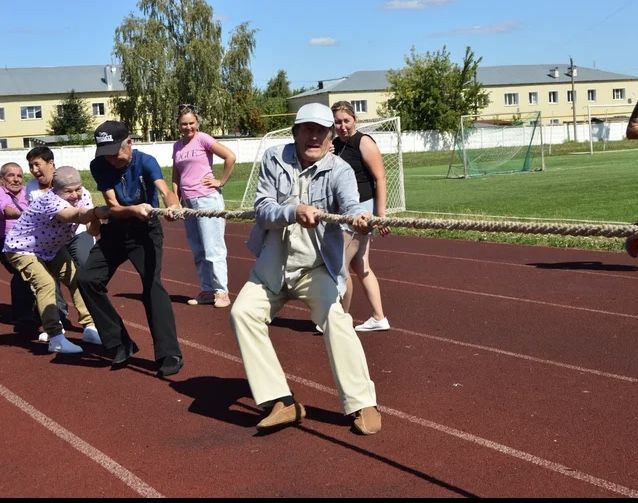 На агрызском стадионе прошел спортивный праздник