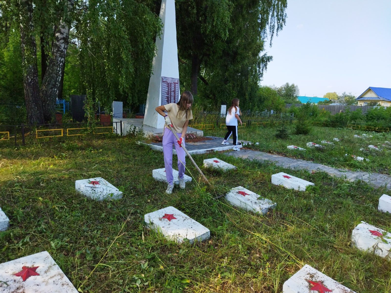 В Агрызе активисты провели уборку воинских захоронений