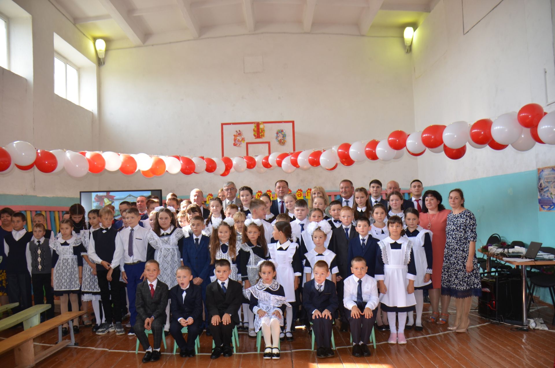В Исенбаевской школе прошла торжественная линейка с участием почетных гостей
