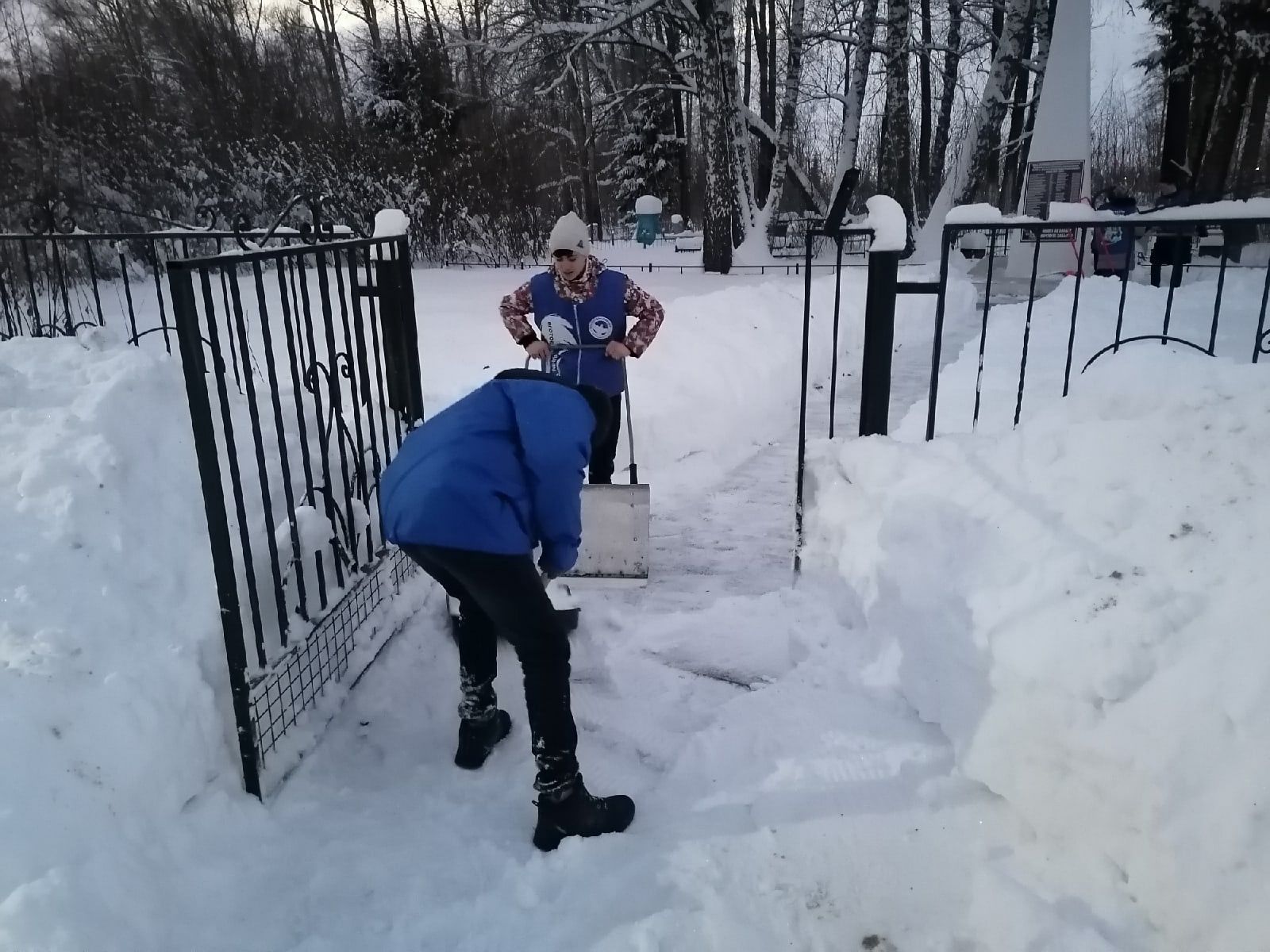 Активисты молодежного центра очистили от снега братскую могилу