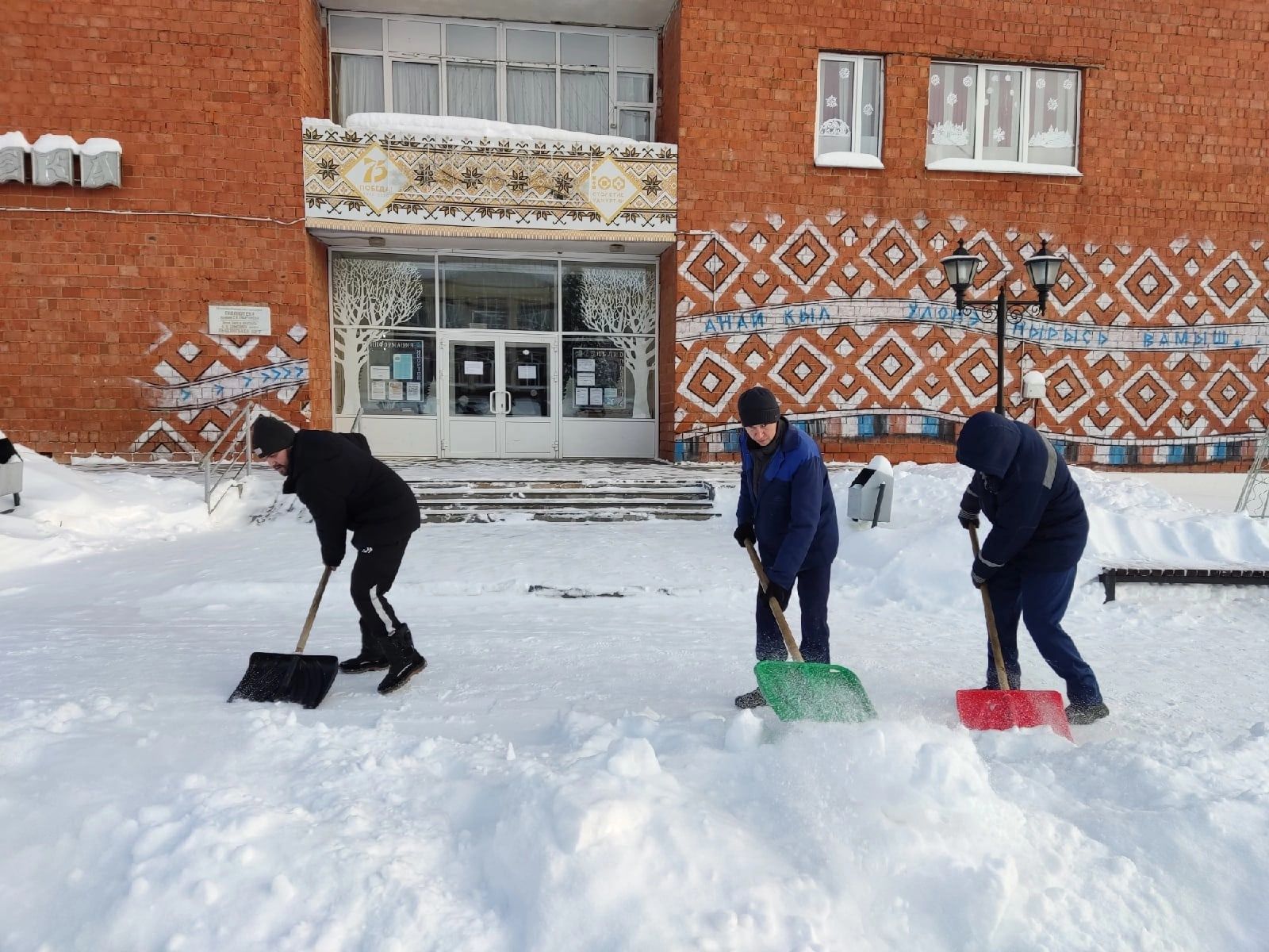 Добровольцы и волонтеры дружно вышли на снегоборьбу
