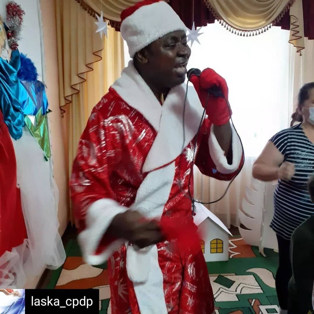 Знаменитый певец Оливер Мукенди посетил приют для детей в Агрызском районе