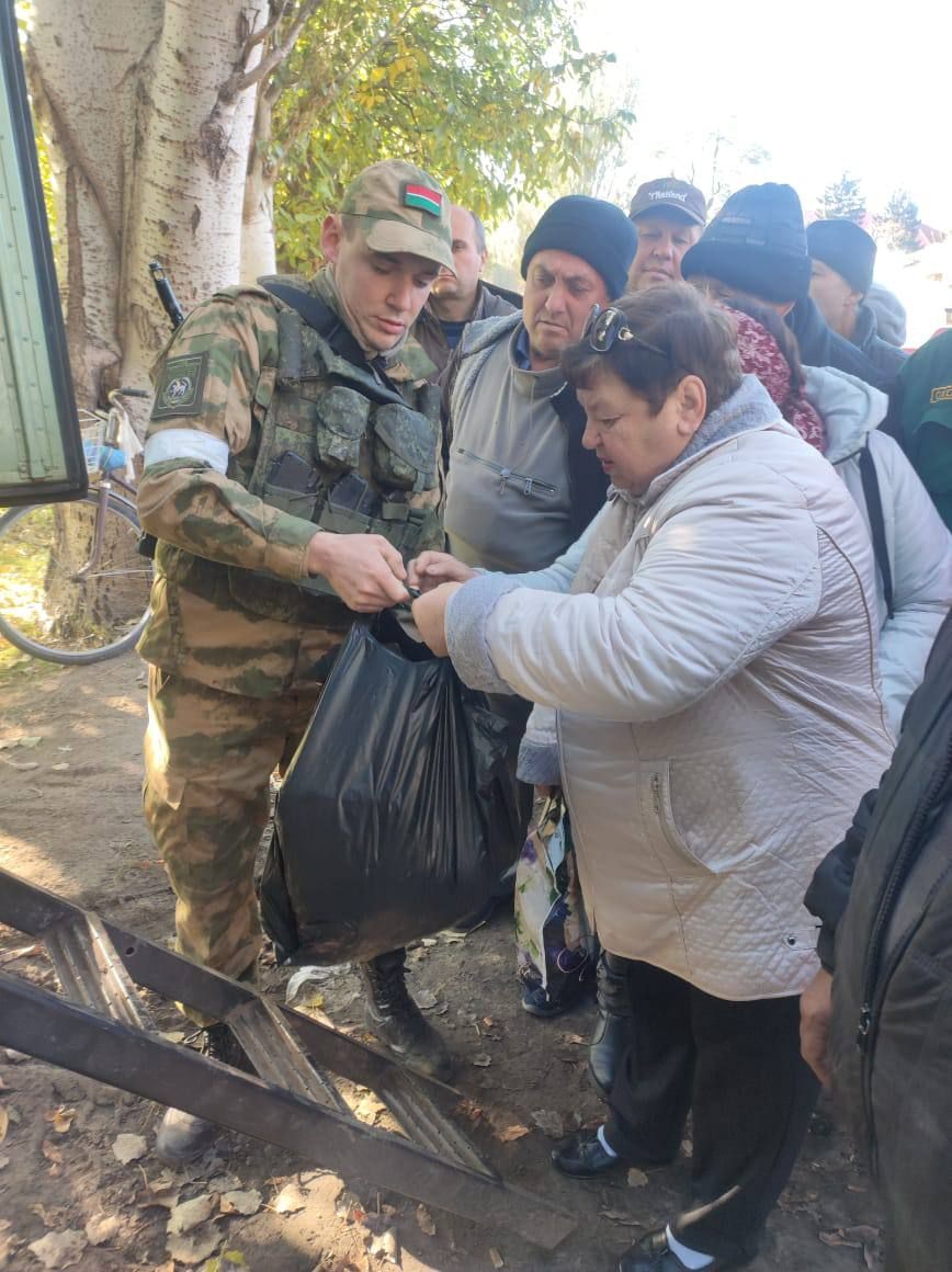 Бойцы батальона «Тимер» поделились гумпомощью из  Татарстана с жителями прифронтовой зоны (ФОТО)