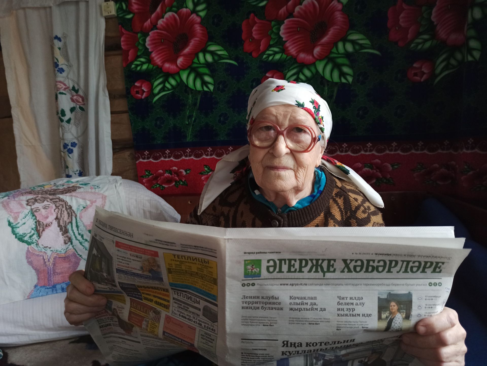 Флюра Салимова из Агрызского района вышивает портреты по журналам