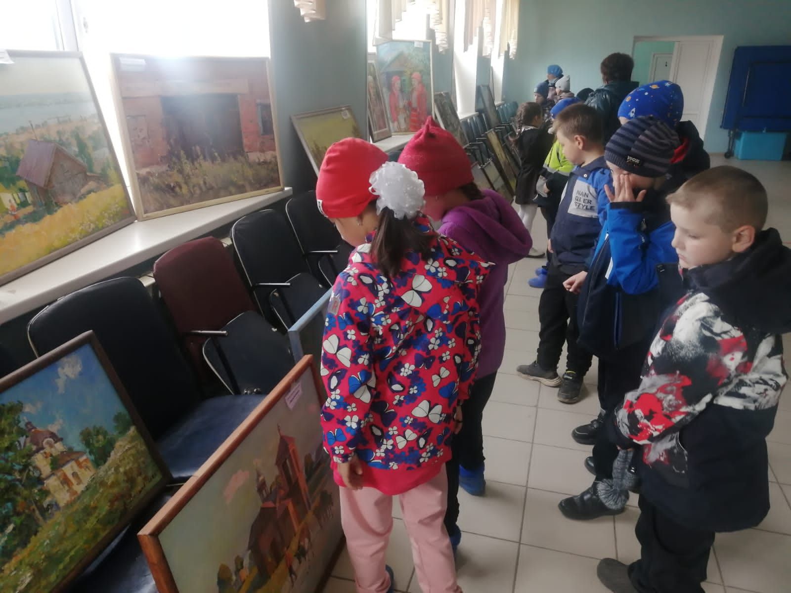 Жителям Исенбаево представили выставку картин известных художников
