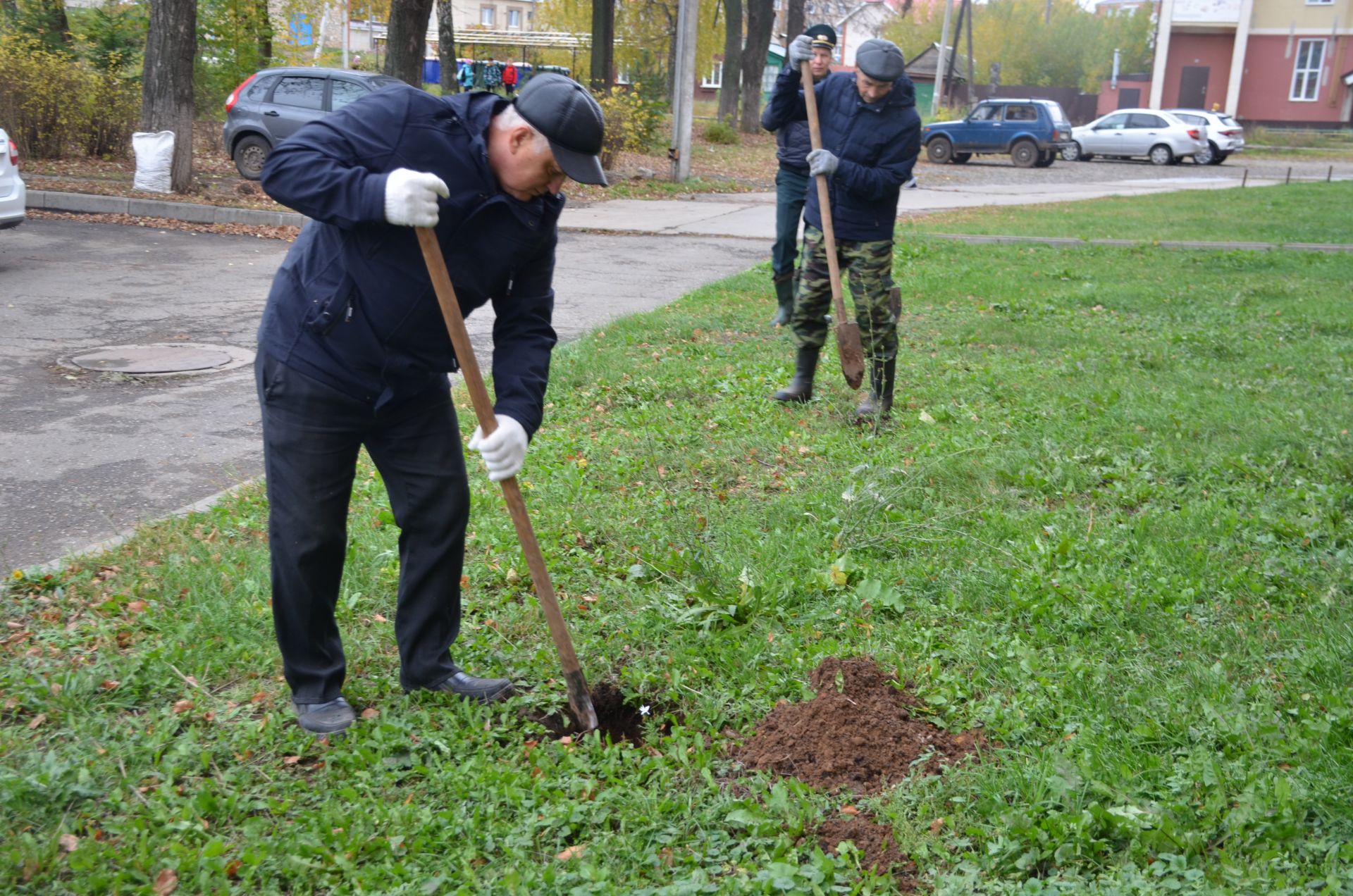 Глава Агрызского района принял участие в акции по озеленению города (ФОТО)