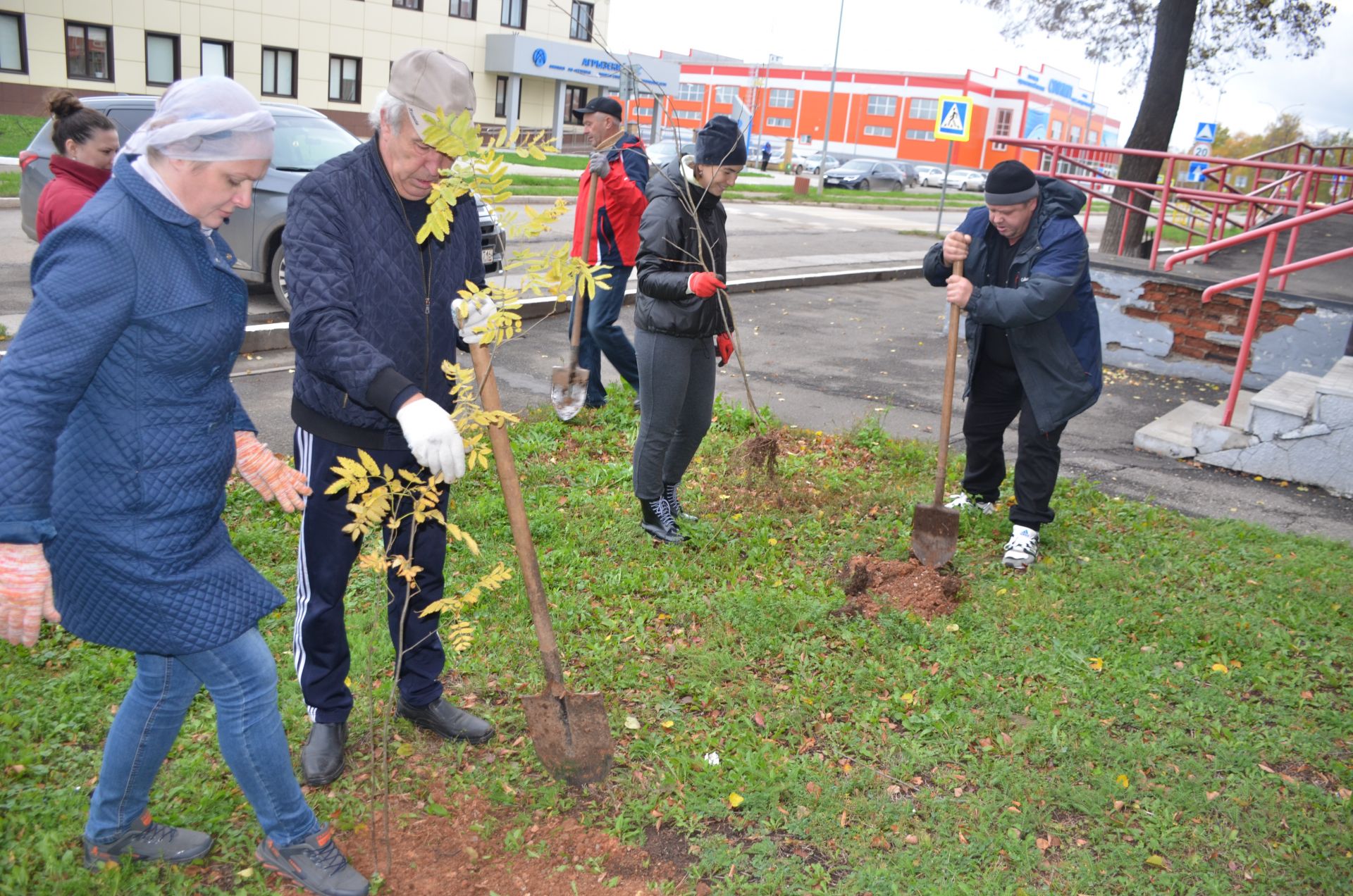 Глава Агрызского района принял участие в акции по озеленению города (ФОТО)