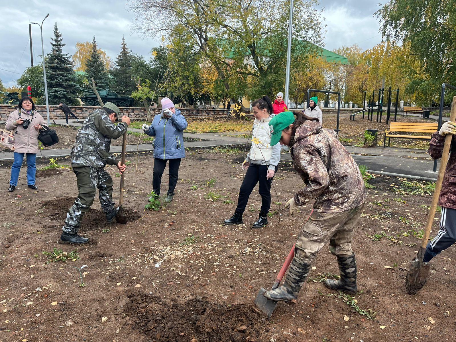 Глава Агрызского района принял участие в акции по озеленению города (ФОТО)