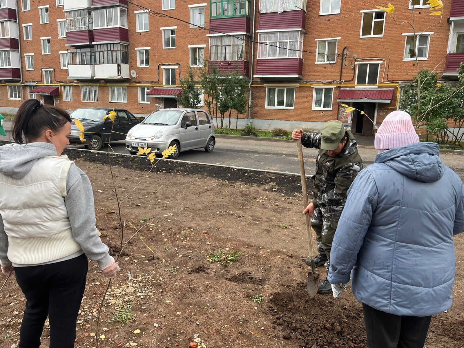 Глава Агрызского района принял участие в акции по озеленению города (ФОТО)