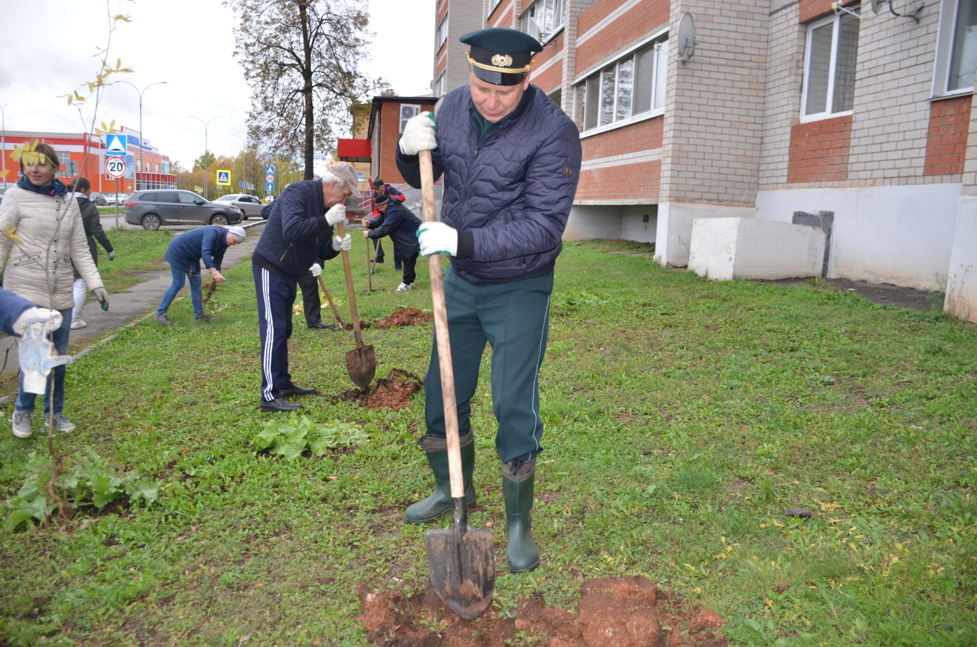 Глава Агрызского района принял участие в акции по озеленению города (ФОТО)
