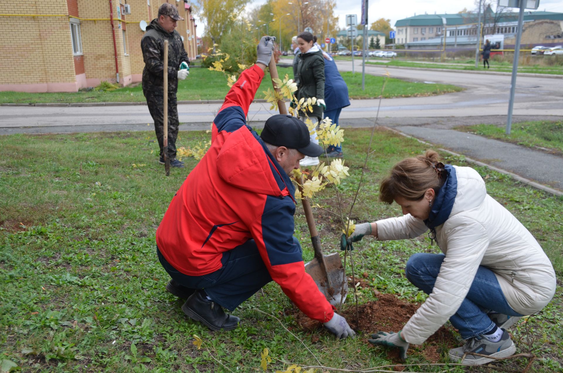 Глава Агрызского района принял участие в акции по озеленению города (ФОТО)