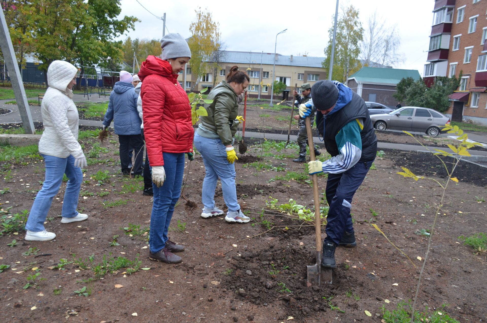 Глава Агрызского района принял участие в акции по озеленению города (ФОТО)