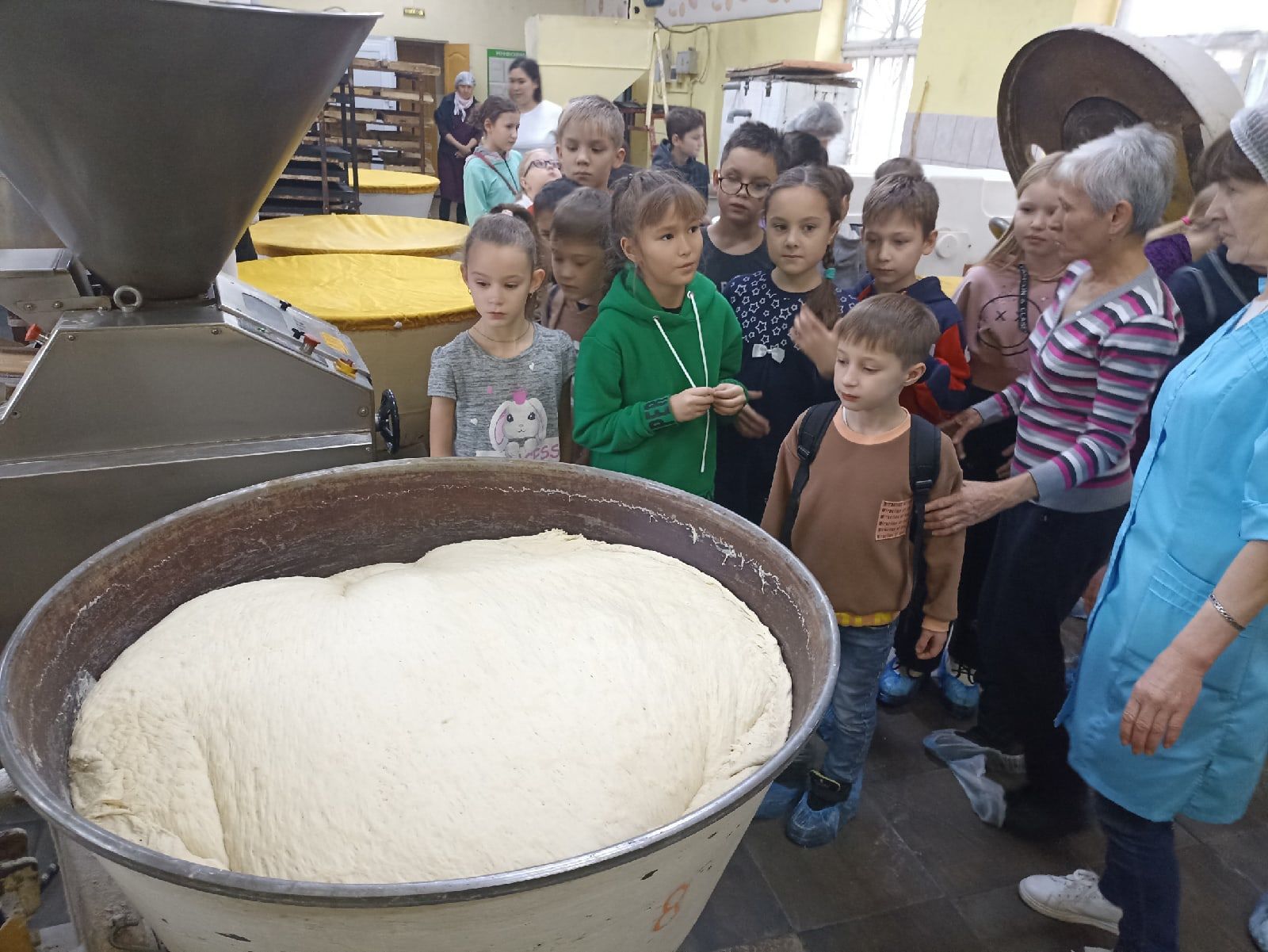 Школьники Агрыза побывали в цехе по производству хлеба