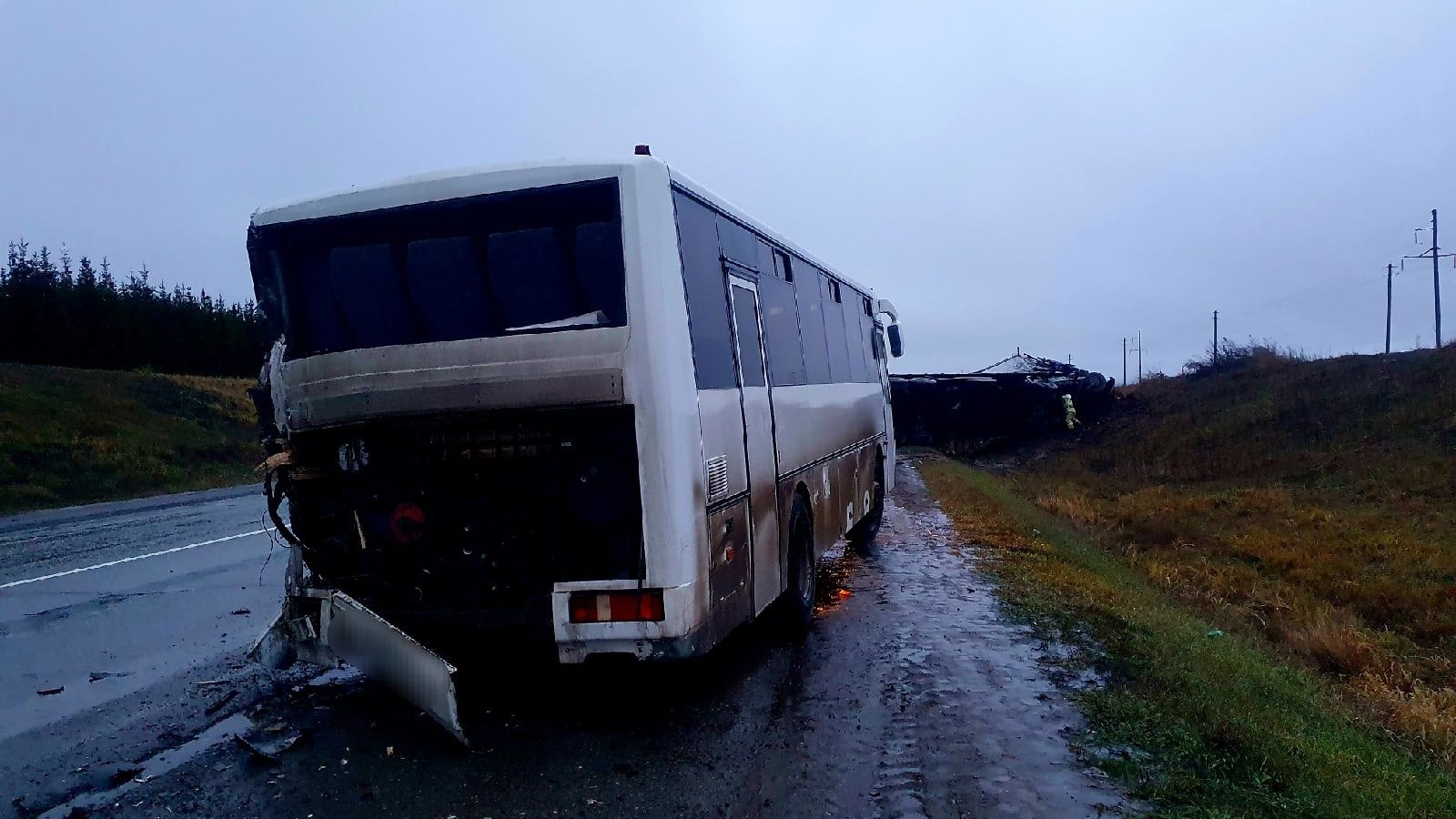 Грузовая фура врезалась в пассажирский автобус рядом с Агрызом