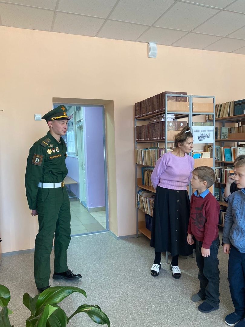 Дембель Дамир Низамбиев посетил родную школу в Кучуково