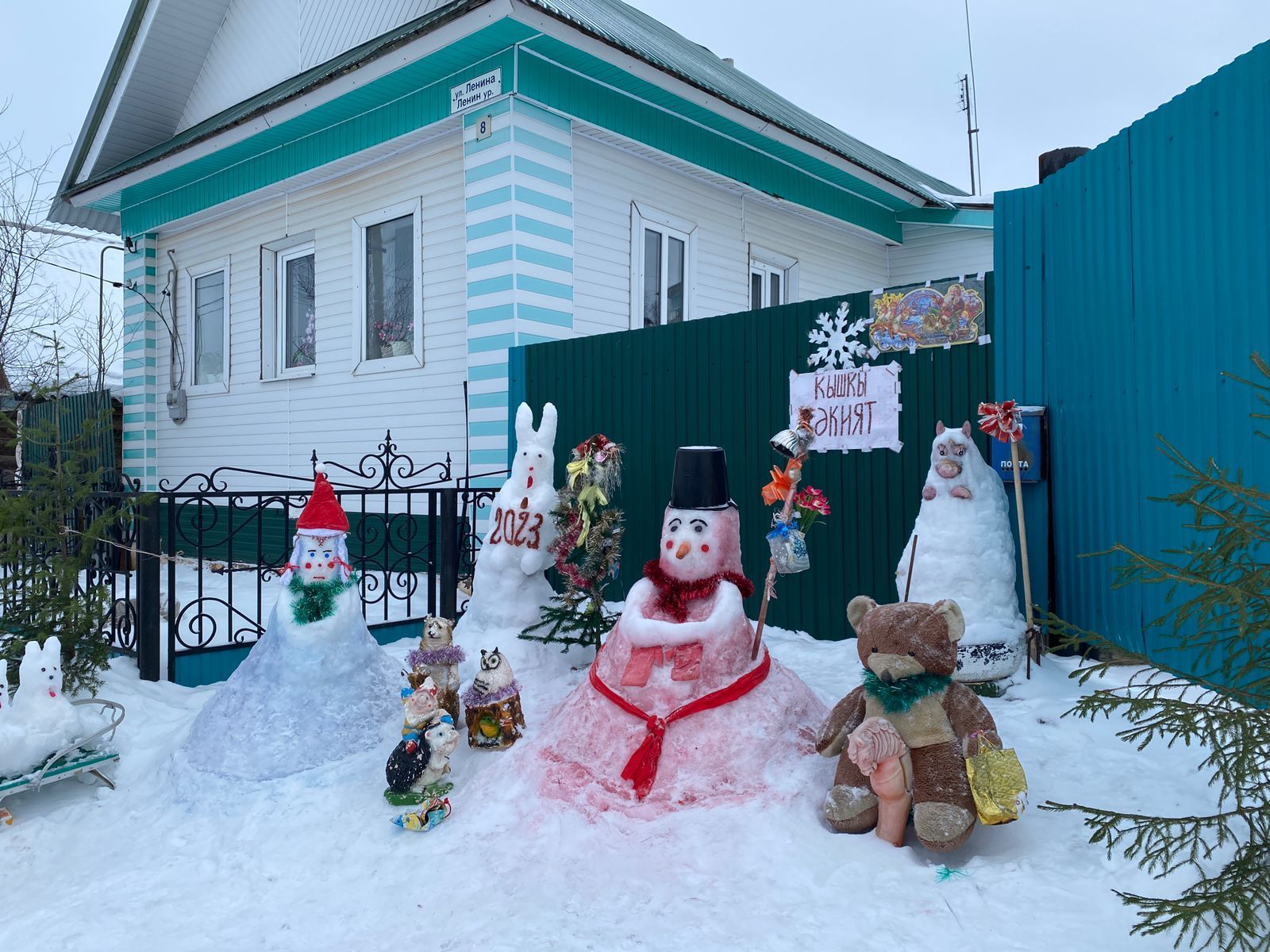 82-летняя жительница Агрызского района создала зимнюю сказку у ворот своего дома