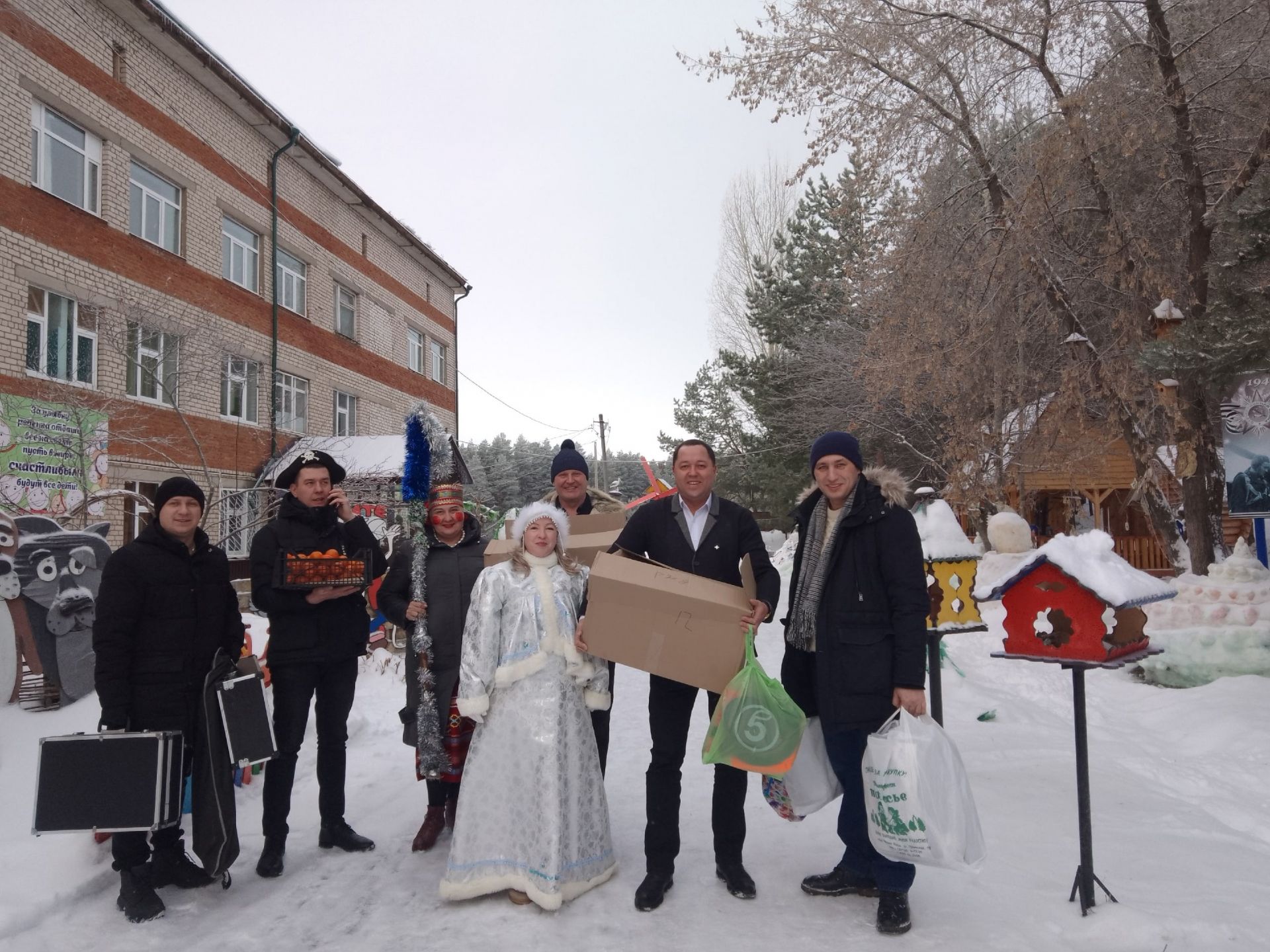 Депутаты городского совета порадовали детей из приюта «Ласка»