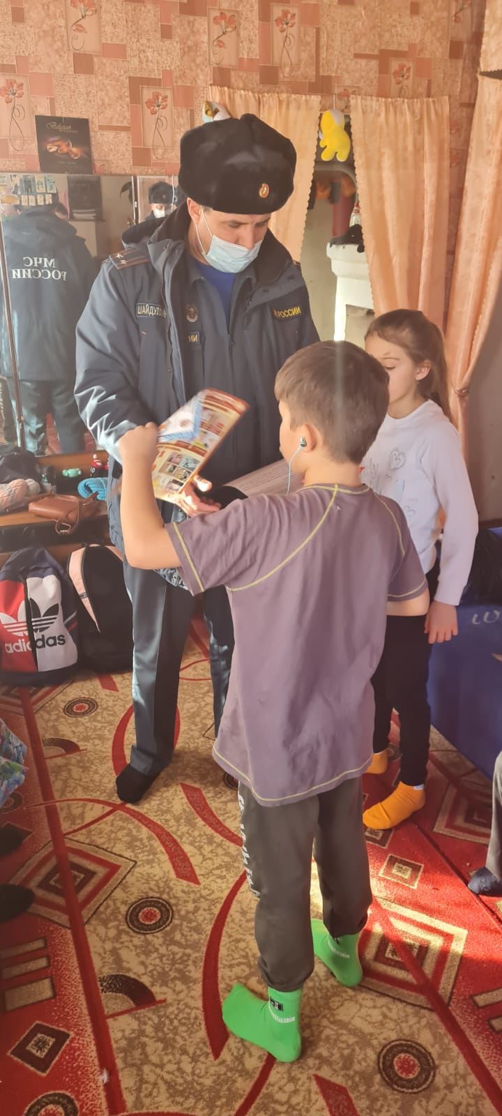 Переселенцам из ДНР в Агрызском районе подарили автономный пожарный извещатель