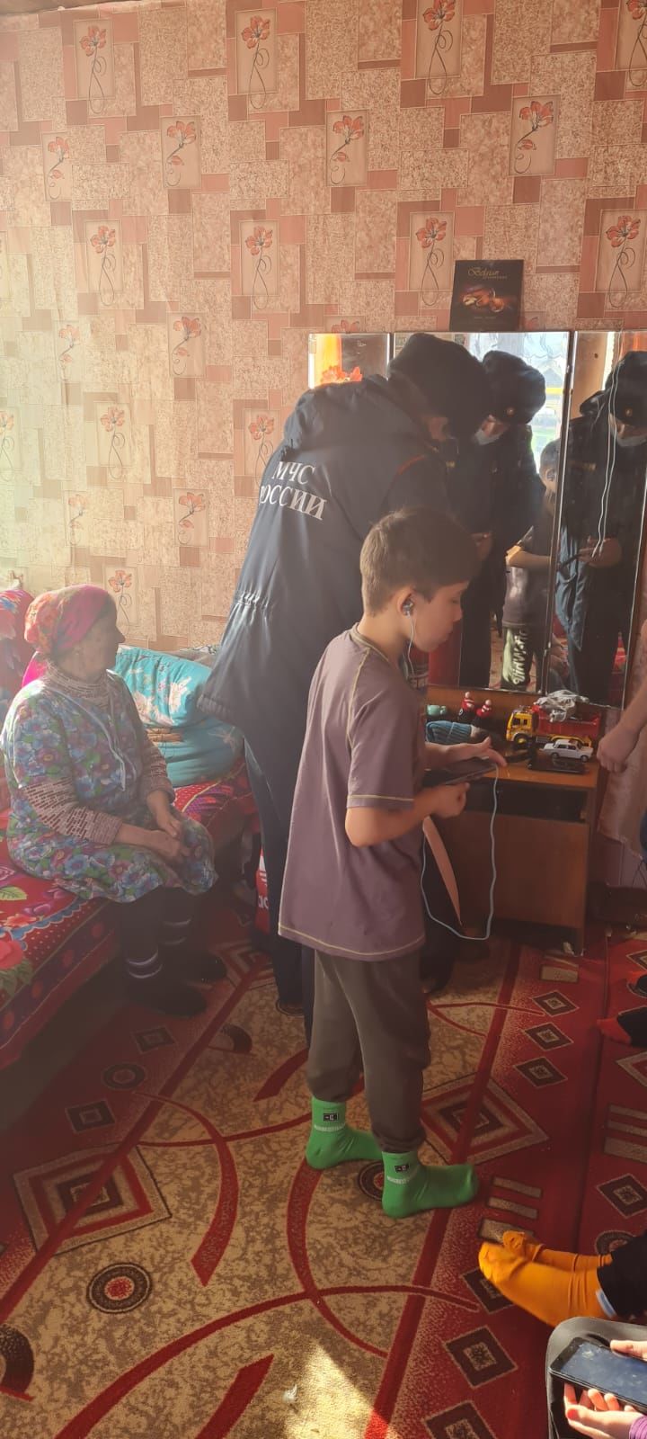 Переселенцам из ДНР в Агрызском районе подарили автономный пожарный извещатель
