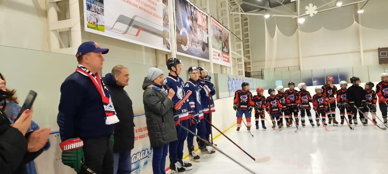 Именитые спортсмены хоккейного клуба "Нефтехимик" дали мастер-класс в Агрызе