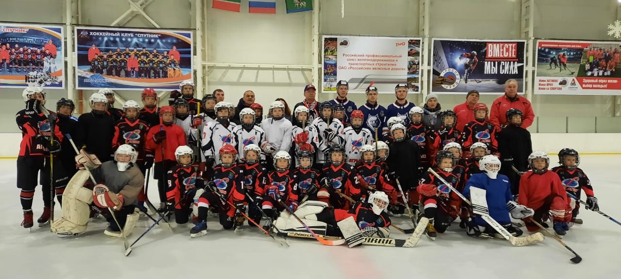 Именитые спортсмены хоккейного клуба "Нефтехимик" дали мастер-класс в Агрызе