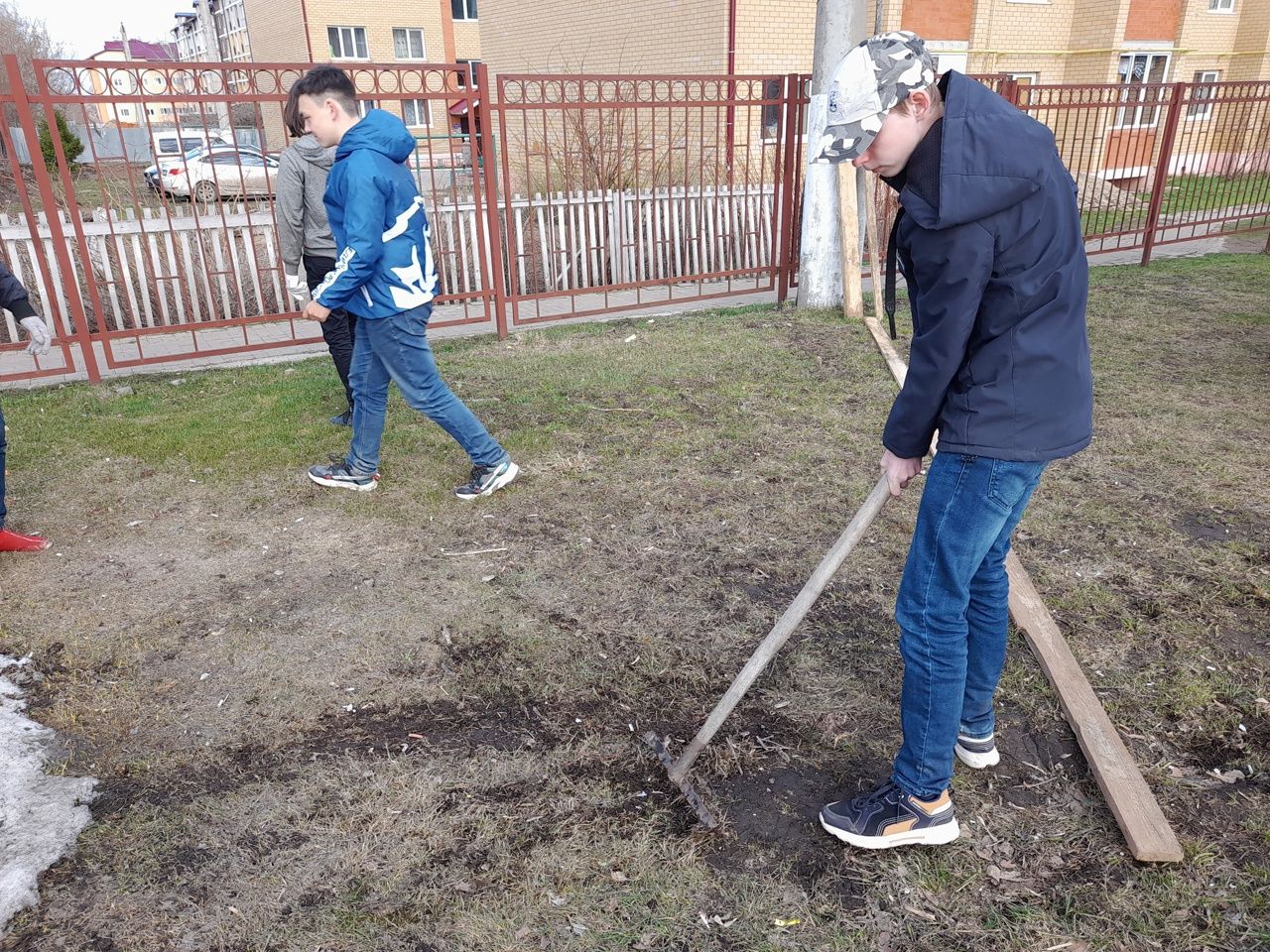 На территории парка "Яшьлек" провели субботник