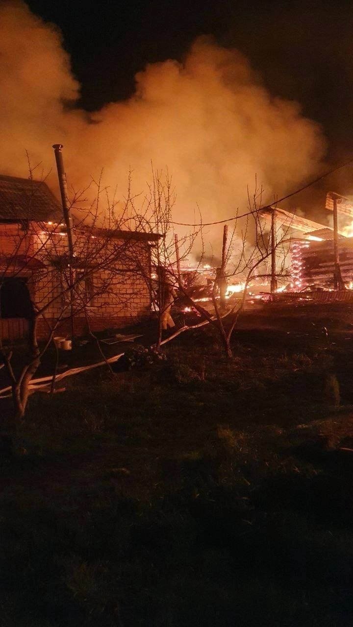 Недалеко от Агрыза огонь уничтожил постройки (ФОТО)