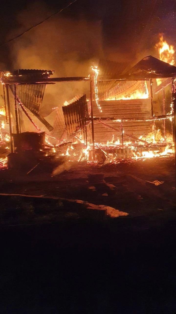 Недалеко от Агрыза огонь уничтожил постройки (ФОТО)