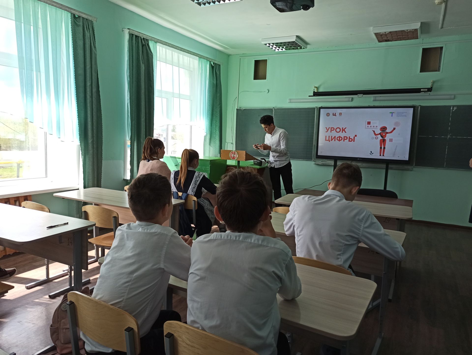 Эльвира Ахметова провела Урок Цифры для учащихся Иж-Бобьинской школы