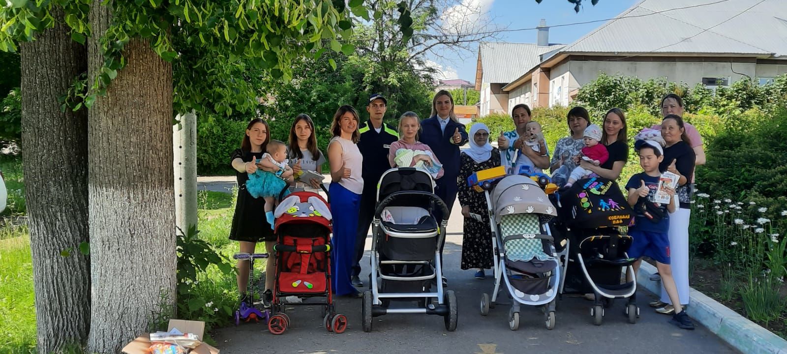 ОГИБДД района подарили автолюльку победителю конкурса "Яркая детская коляска"