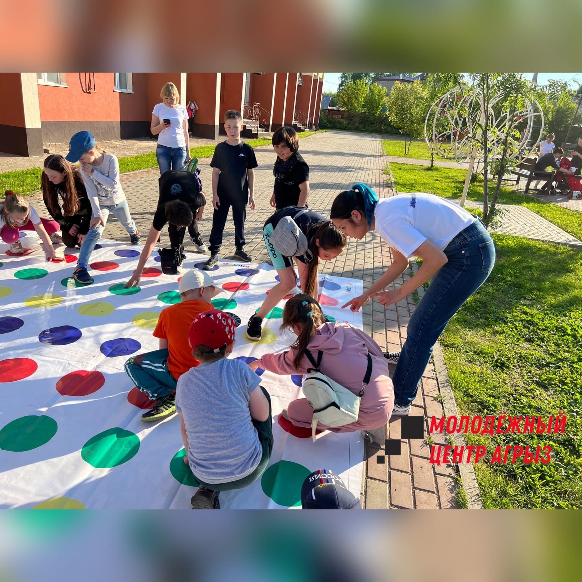 Яркий фестиваль красок прошел в Агрызе в День защиты детей