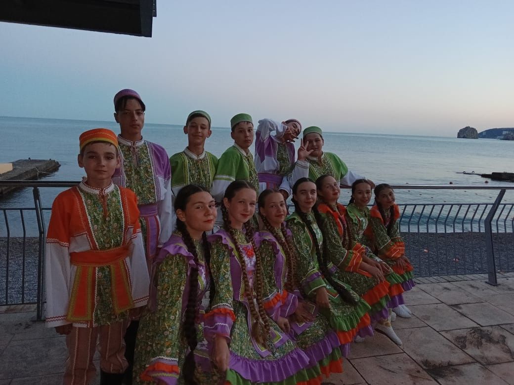 Танцевальный коллектив "Хыял" проводит незабываемые каникулы в Крыму