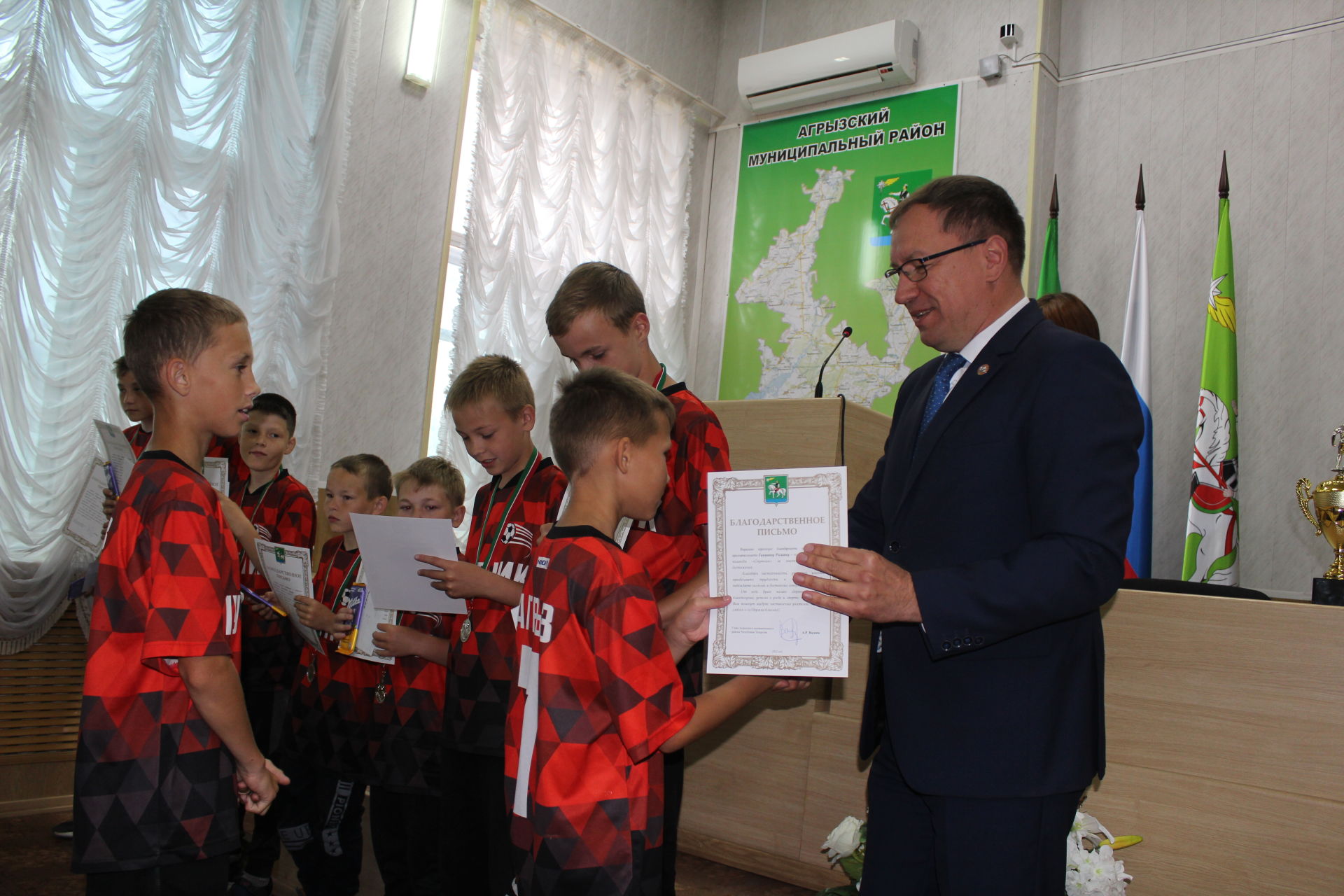 Команду "Спутник" и их тренера чествовали в администрации района