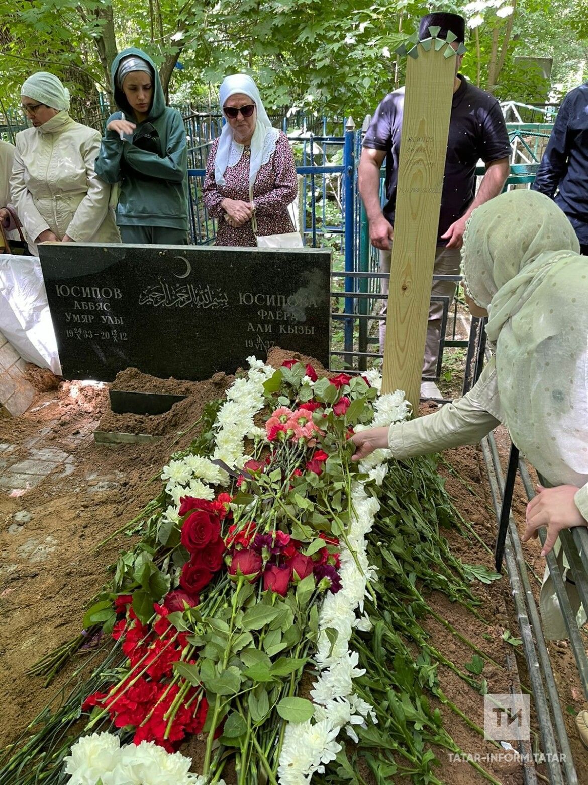 Линара Юсипова похоронили рядом с отцом (ФОТО)