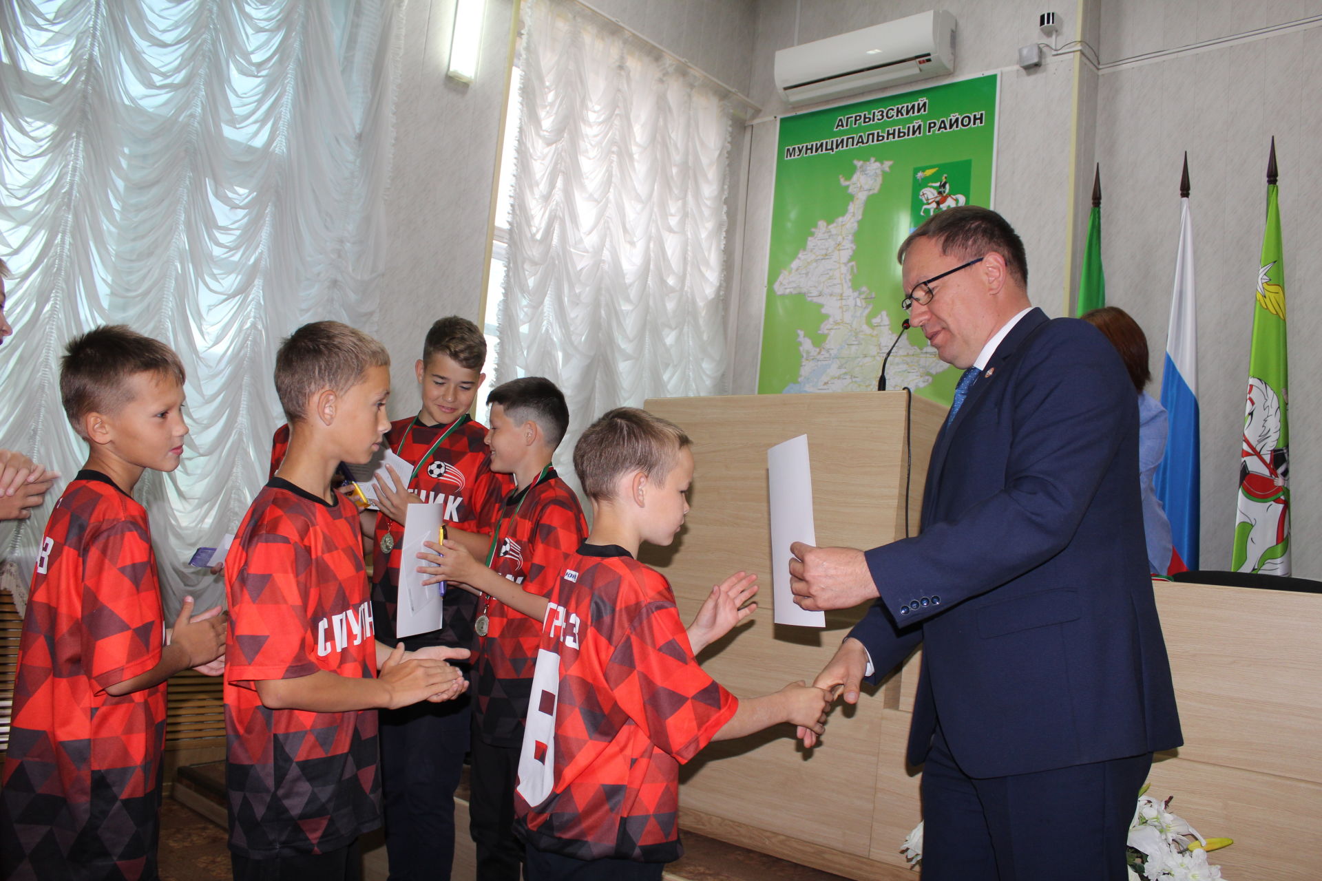 Команду "Спутник" и их тренера чествовали в администрации района