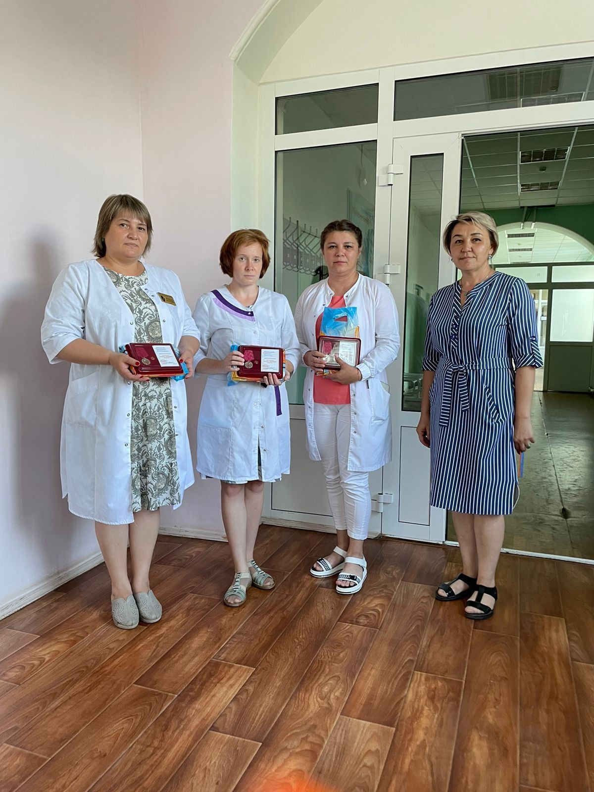 Медикам Агрызского района вручена медаль “За борьбу с COVID”