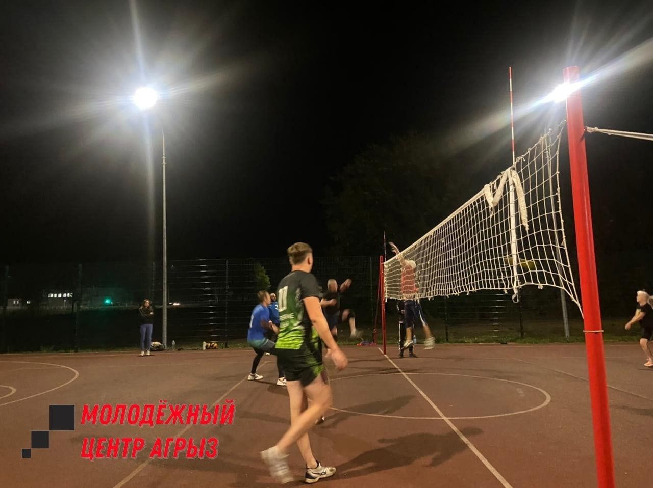 На ночной турнир по волейболу приехали команды из Елабуги, Сарапула и Ижевска