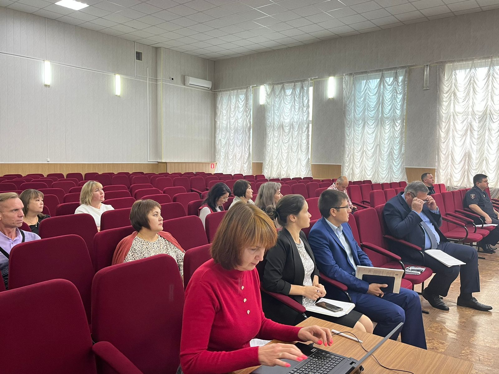 Глава района Азат Валеев провел оперативное совещание по запуску тепла