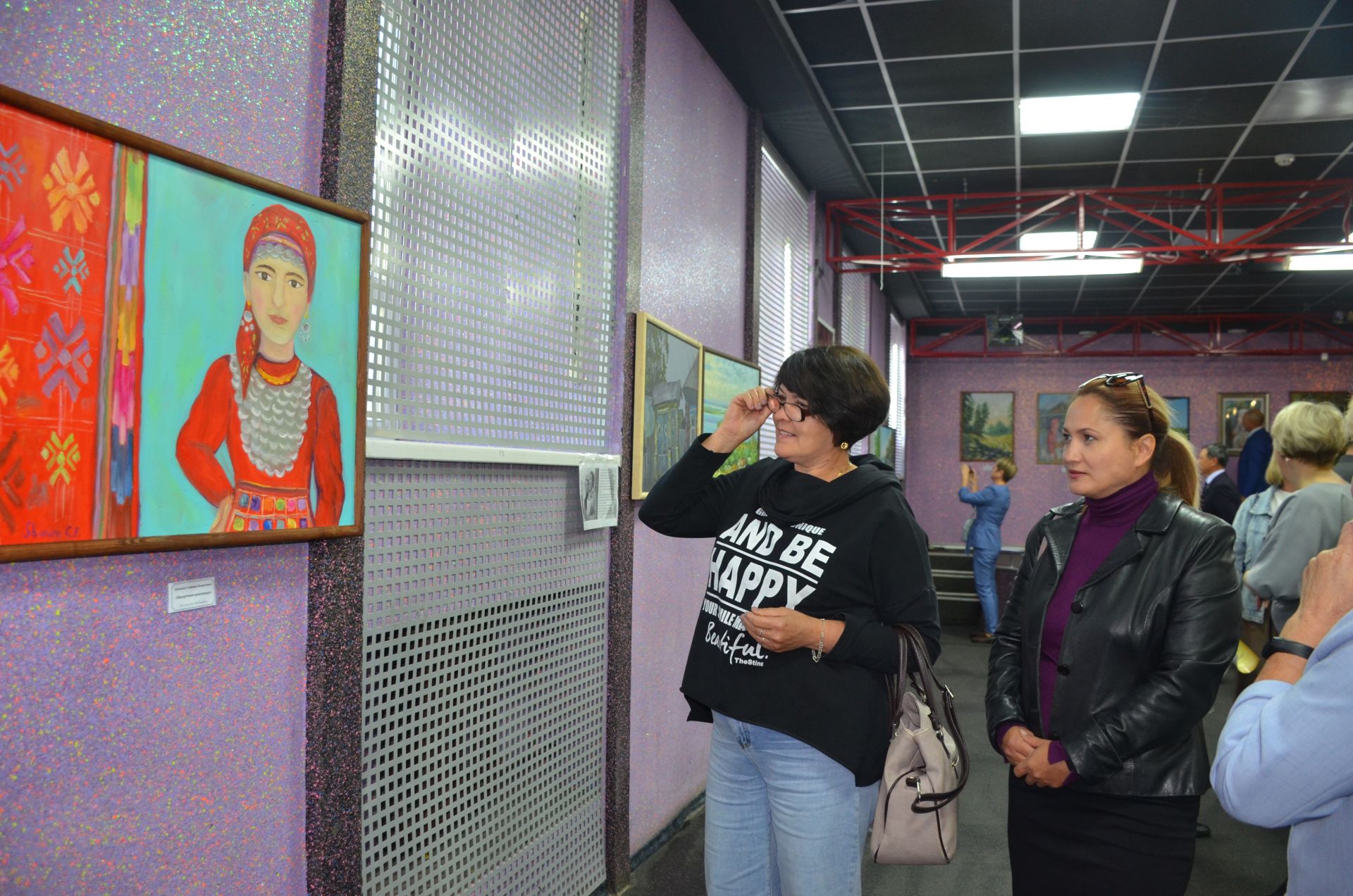 В Агрызе представлена выставка картин художников - участников международного пленэра «Многонациональная палитра Прикамья»