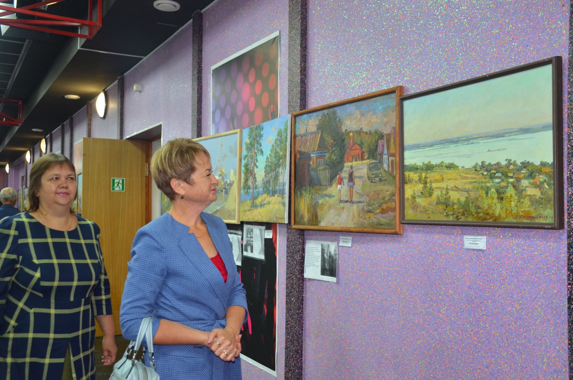 В Агрызе представлена выставка картин художников - участников международного пленэра «Многонациональная палитра Прикамья»