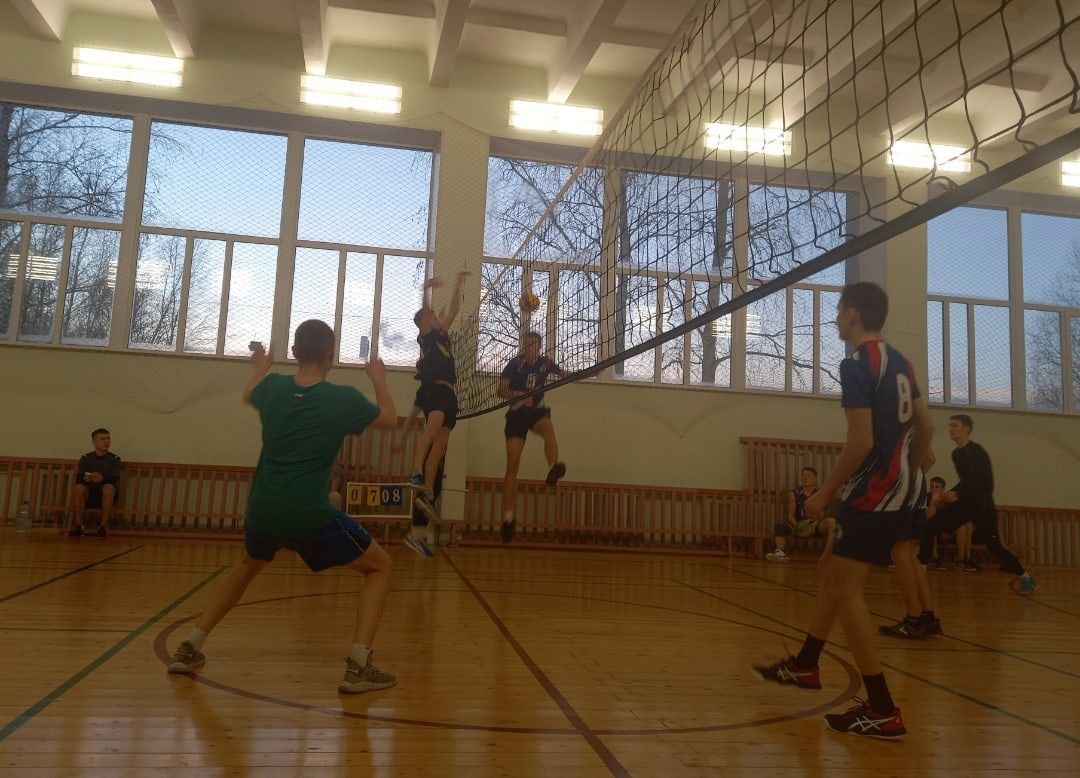 В Агрызе прошли захватывающие матчи по волейболу среди студентов