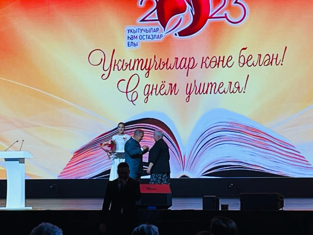 Рустам Минниханов наградил Людмилу Маркитонову медалью «За доблестный труд»