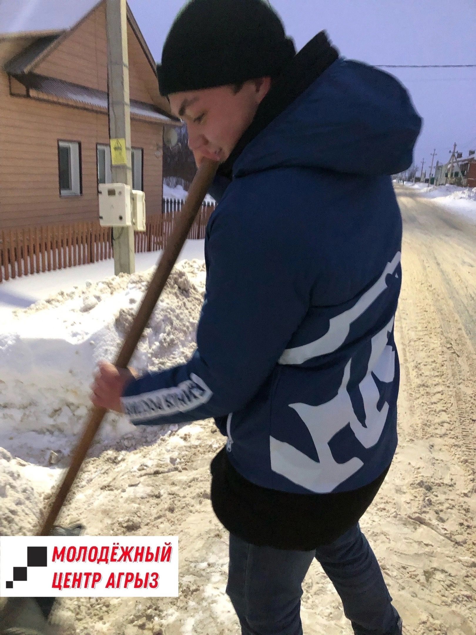 Молодежь Агрыза помогает жителя города с уборкой снега