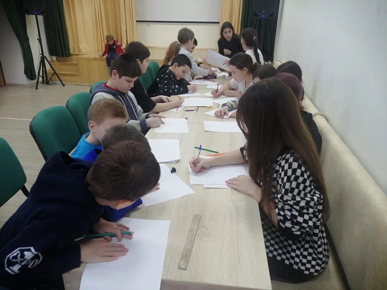 Школьники Агрызского района написали письма военнослужащим СВО