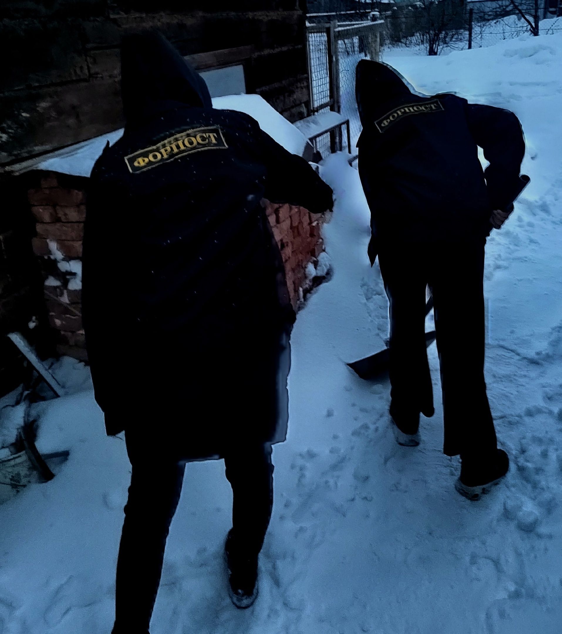 Активисты центра «Форпост» помогли одинокой бабушке в расчистке снега