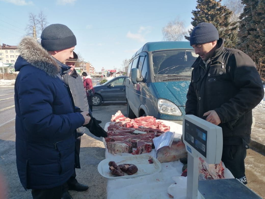 Ленар Нургаянов посетил первую весеннюю сельхозярмарку в Агрызе (ФОТО)