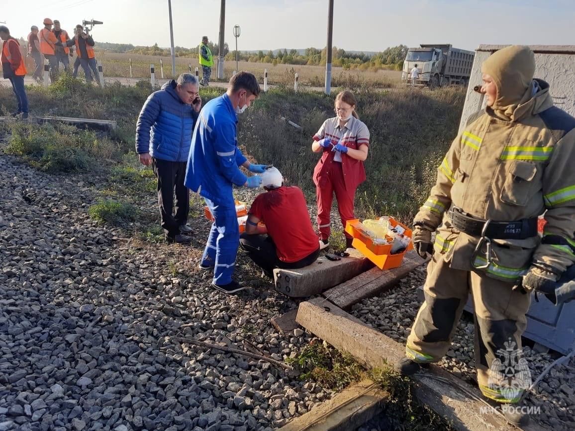 Грузовой поезд «Агрыз-Красноуфимск» протаранил автомобиль (ФОТО, ВИДЕО)