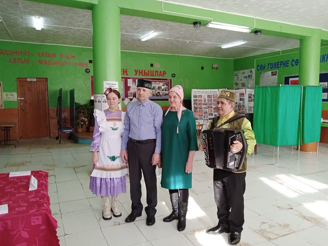 Девятернинцы Бакировы пришли голосовать в день рубиновой свадьбы